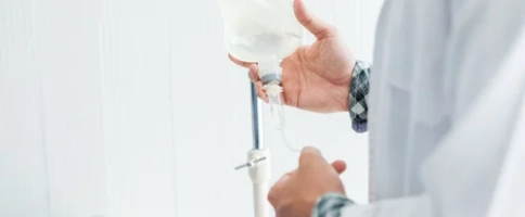 врач устанавливает капельницу от запоя